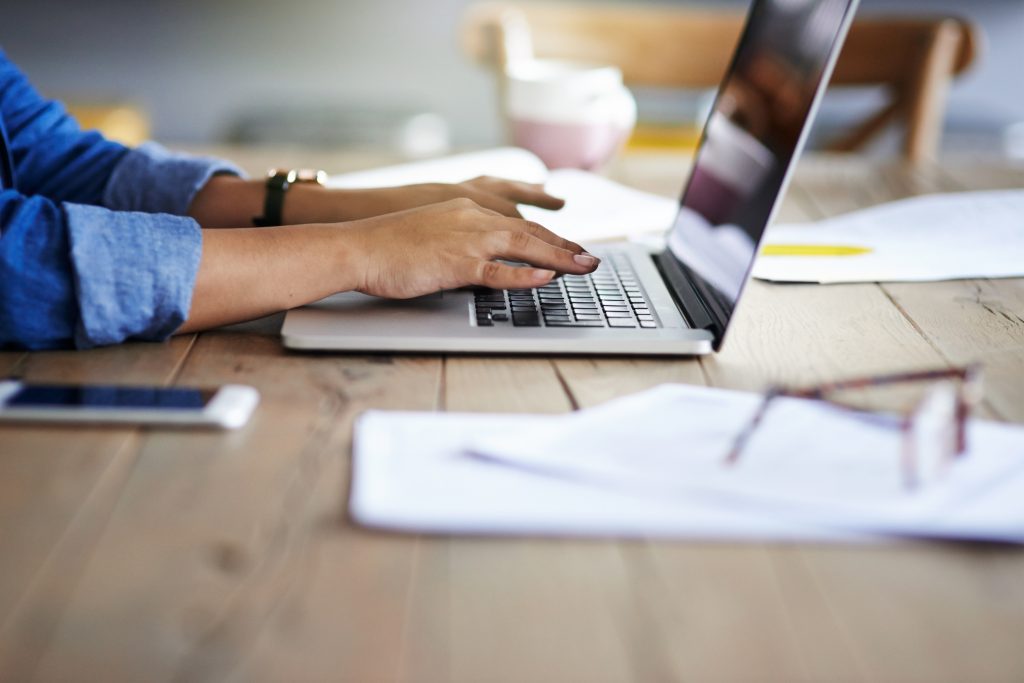 Student reads Amerant Bank's five major tips for college student's guide to budgeting like a pro