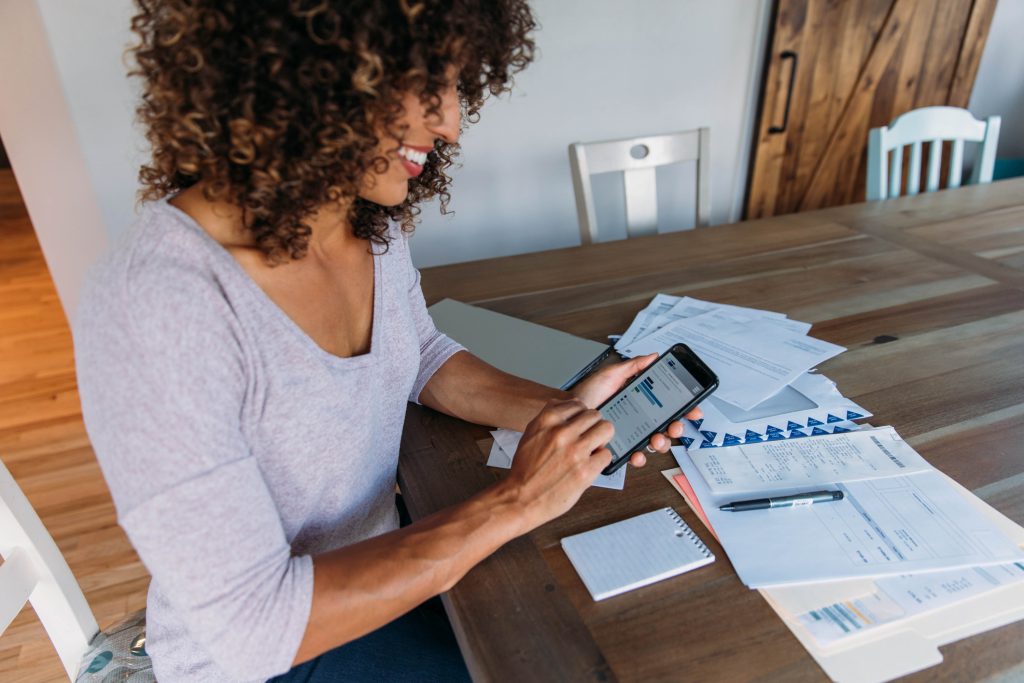 a woman learns about the banking basics from amerant bank's money mini camp series