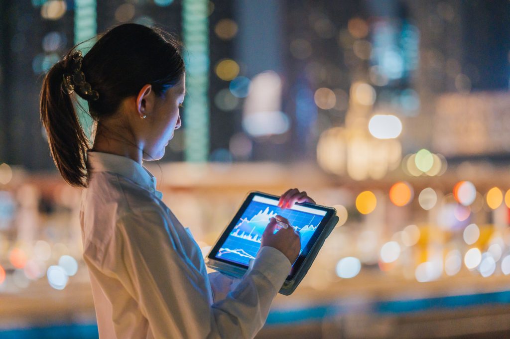 woman looks at tablet to use AI in banking