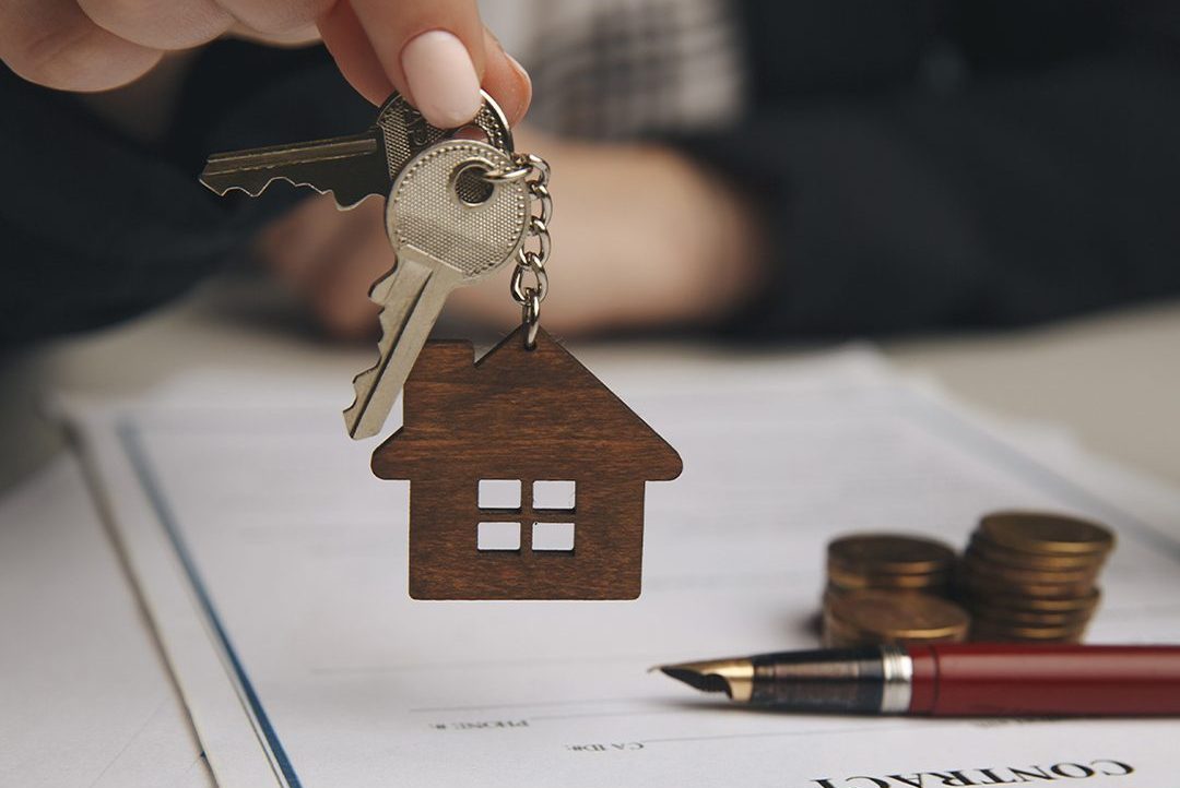 someone holding a key with a house keychain and contract to represent buying a home without a realtor in florida